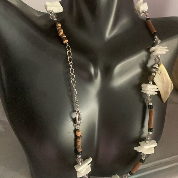 Vintage Abalone and Shell Beaded Necklace, in muted tone, Unmarked - Picture 3 of 3